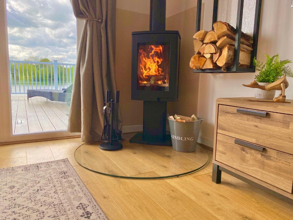 Cotswolds Lakeside Lodge - Nesbitt'S Nest 사우스 체르니 외부 사진
