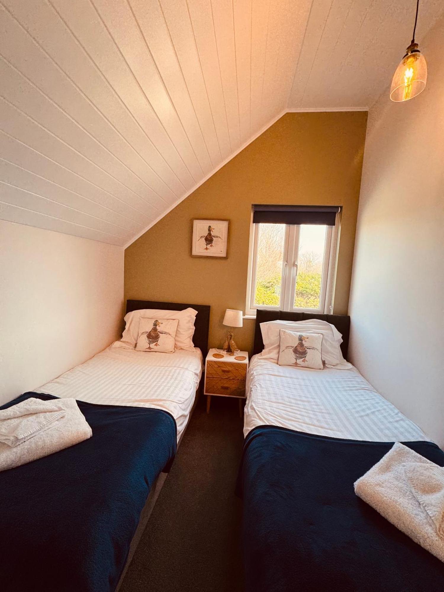 Cotswolds Lakeside Lodge - Nesbitt'S Nest 사우스 체르니 외부 사진
